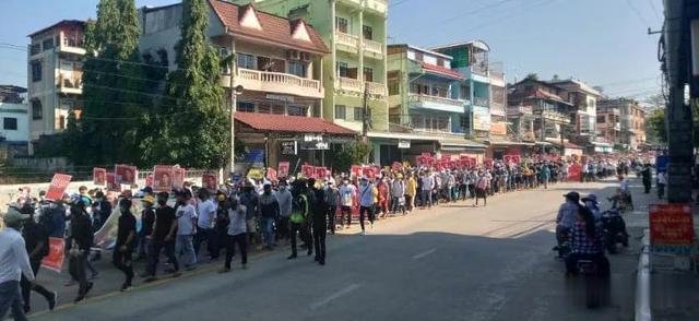 今天，緬泰邊境大其力，幾乎全城民眾參與示威-圖1
