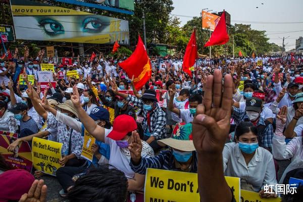 緬甸數百萬人上街抗議，軍方狙擊手已埋伏屋頂，美歐突然趁亂出手-圖1