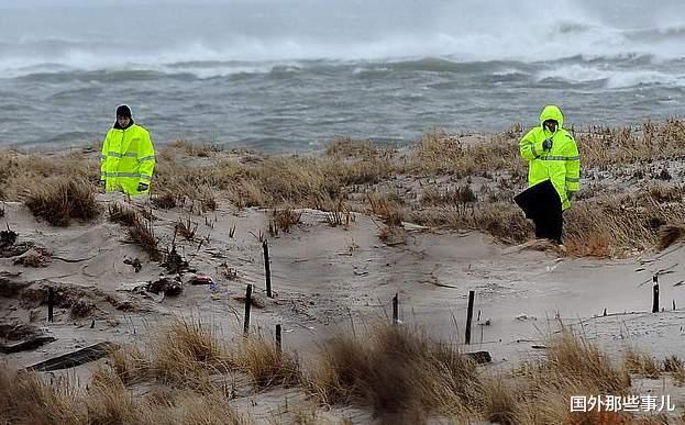 沙灘陸續挖出10具屍體，死者都遭人殘忍殺害-圖1