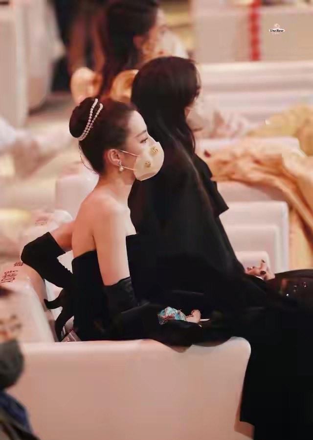 微博之夜：迪麗熱巴赫本造型，一襲黑裙，優雅高貴，這顏值絕瞭！-圖1