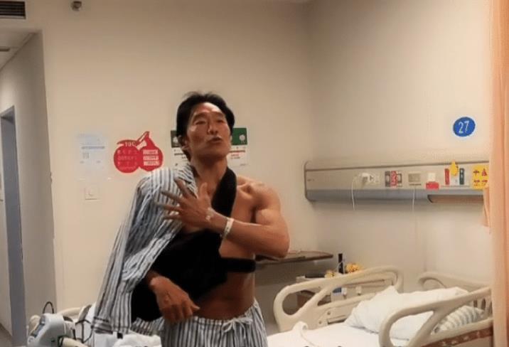 香港56歲演員晚年淒涼，住院無親人陪伴，唯有拍視頻求粉絲安慰-圖1