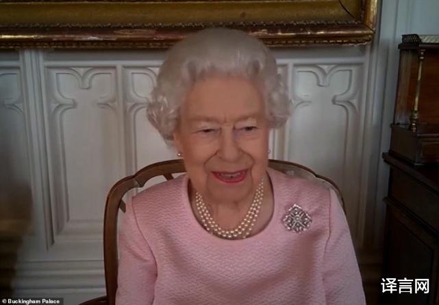 94歲女王穿櫻花粉營業很從容，未受丈夫病重孫子埋怨影響，梅根太小傢子氣-圖1