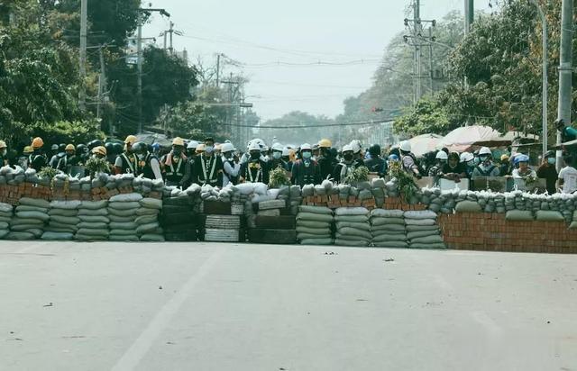 緬甸街頭懸掛著大量女性筒裙，有何寓意？-圖1