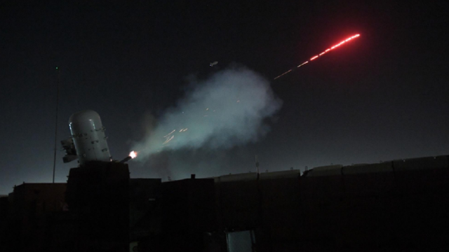 火光照亮整個機場夜空，美軍又遭遇大規模火箭彈襲擊，傷亡慘重-圖1