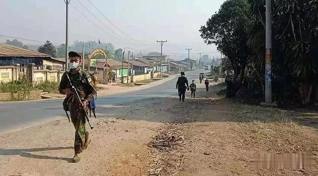 緬甸上百名德昂軍士兵進入臘戌城外的美航村-圖1