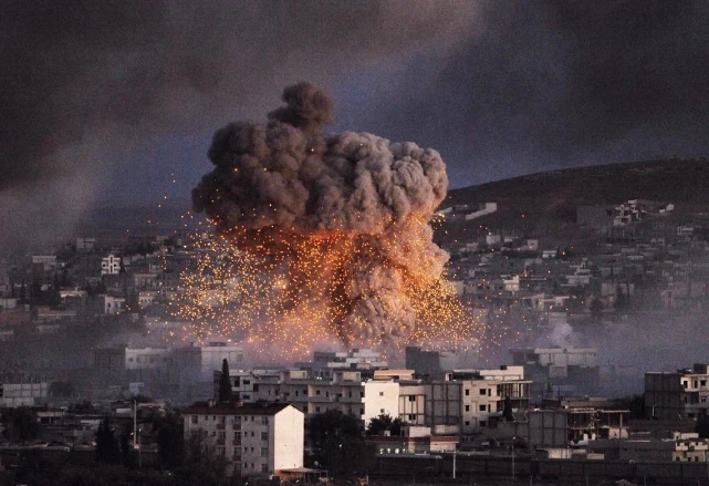 又打起來瞭！美軍炸完俄羅斯接著炸，敘利亞淪為戰場-圖1