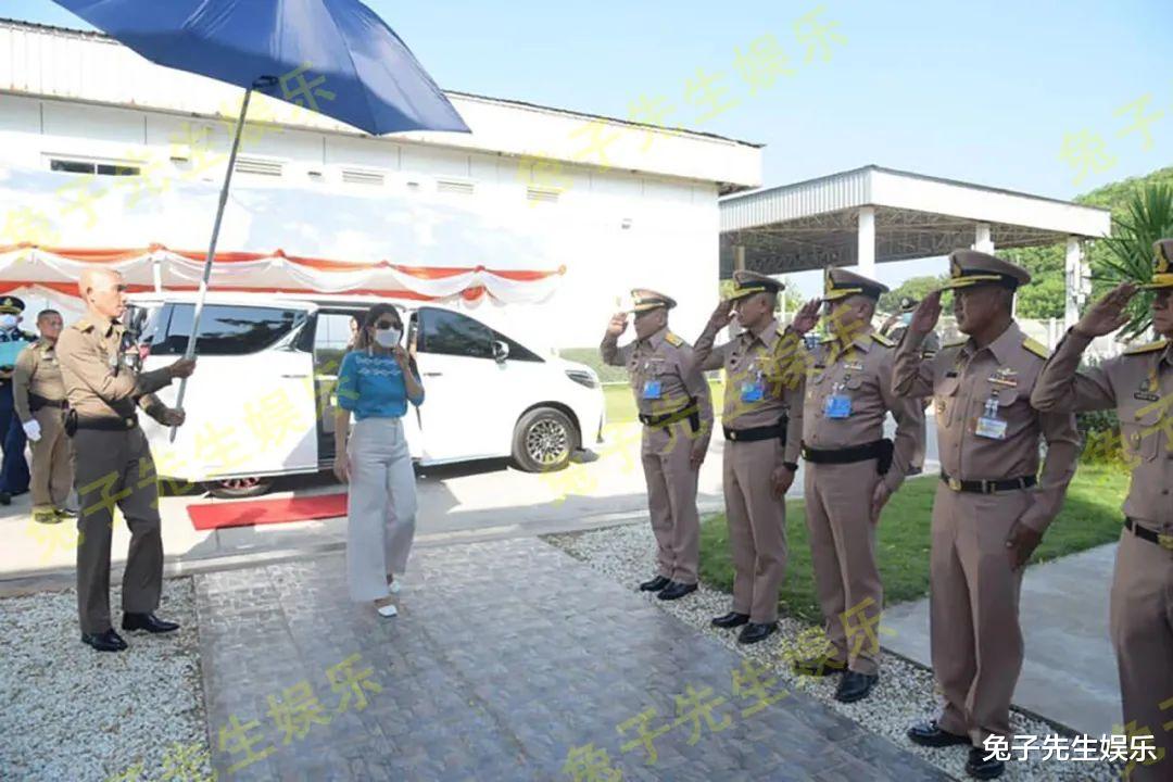 泰國小公主就是不一般，下海教學員潛水，士兵在沙灘跪成瞭一排！-圖1