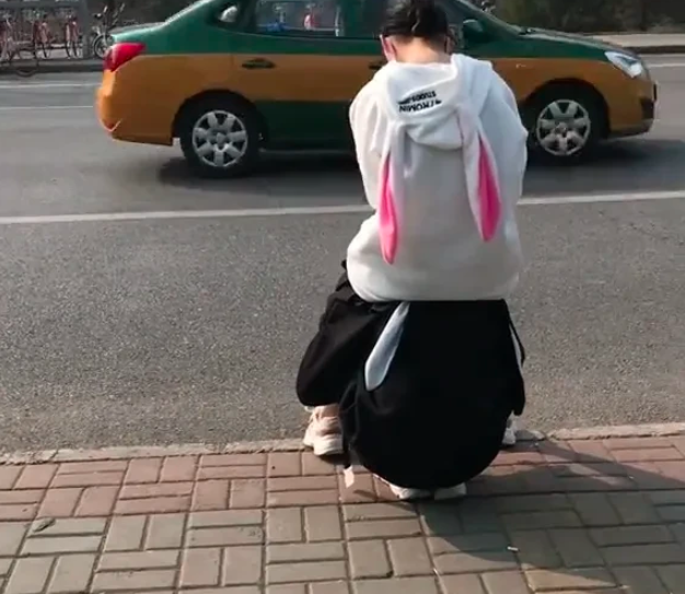 北京一女子騎坐男友頭上秀恩愛，遭網友熱議：寧願單身也不要-圖1