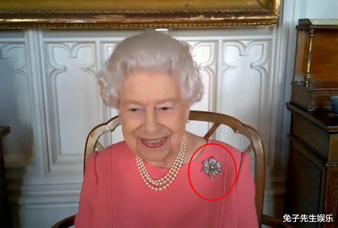 95歲女王戴鐵線蓮胸針，向100歲丈夫發送信號，思念之情太濃鬱-圖1