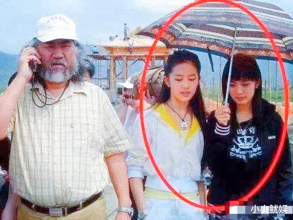 15年前給劉亦菲打傘的女孩，現在已成當紅流量，網友：真是沒想到-圖1