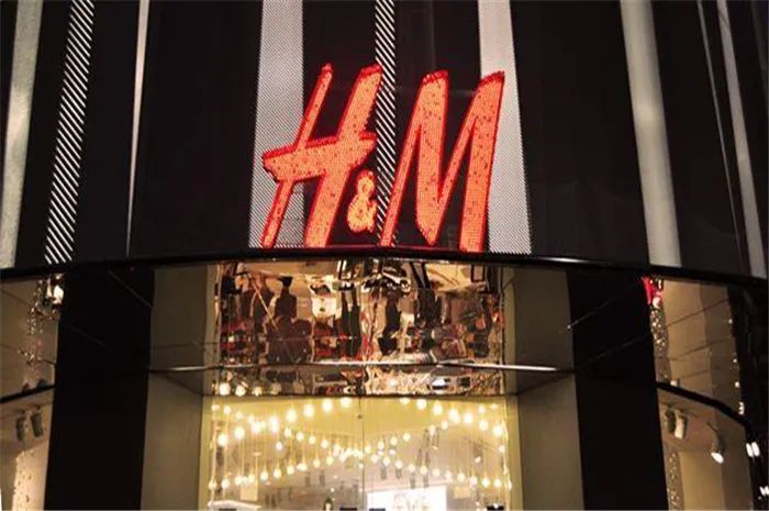 市值蒸發48億意識到嚴重！H&M最新聲明開始甩鍋，吃相難看-圖1