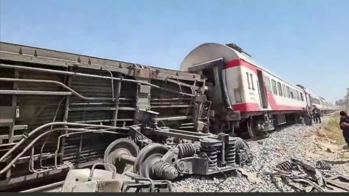 埃及兩列火車相撞已致36人死亡77人受傷 當地媒體稱可能人為破壞所致-圖1