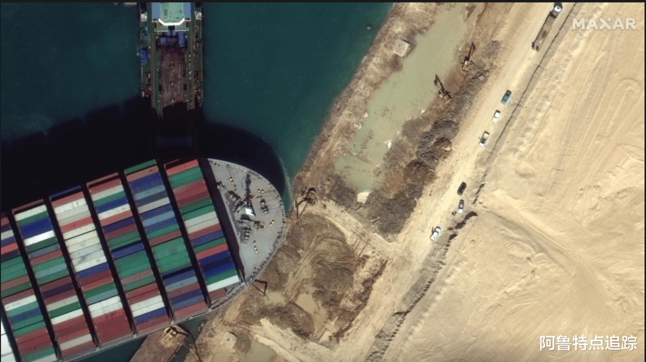 阻塞蘇伊士運河的巨型集裝箱船有瞭輕微移動，但不清楚何時會恢復正常航行-圖1