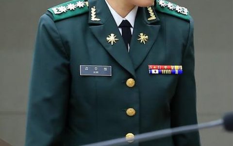韓國情報兵的首位女準將，地方大學畢業，主管首都防衛情報