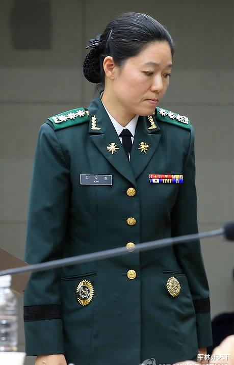 韓國情報兵的首位女準將，地方大學畢業，主管首都防衛情報-圖1