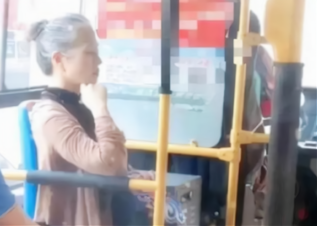 阿姨坐公交車走紅，坐姿優雅、面容精致，網友：“老年版”章子怡-圖1