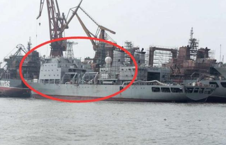 海上“撞船”挑釁！波蘭利用漁船發動襲擊，一頭撞向一側的補給艦-圖1