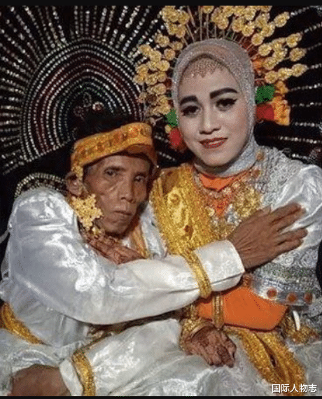 印尼19歲女孩出於真愛嫁給58歲老漢，收瞭15畝地當彩禮-圖1