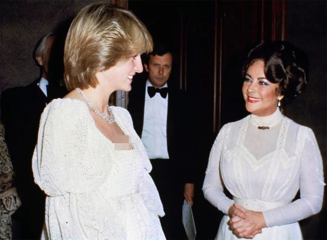 21歲戴安娜懷著威廉，穿一襲白裙似公主，和50歲泰勒同框比美-圖1