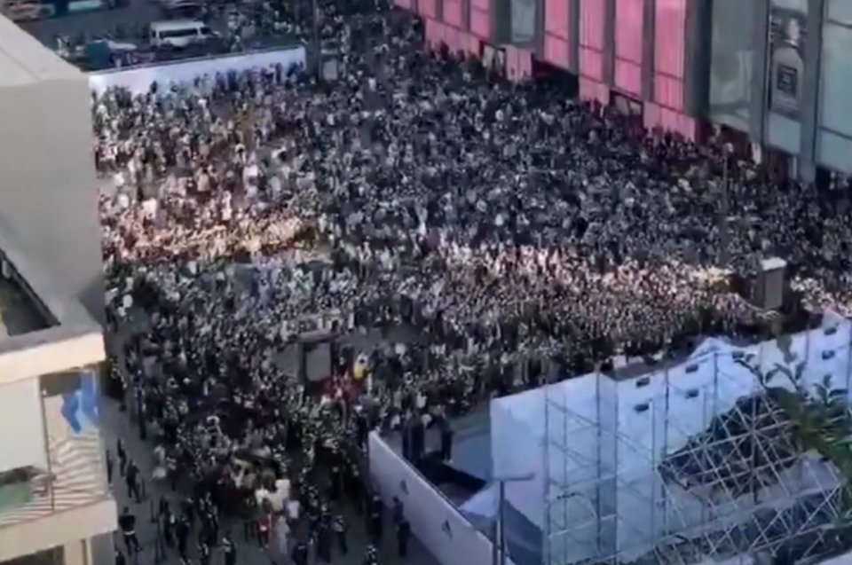 鄧倫線下活動人氣爆棚，數千粉絲圍觀，出動數百安保人員維護秩序-圖1