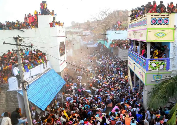 病毒雙重變異，印度醫院爆滿，屍體堆滿樓道，百萬人跳進恒河祈福-圖1
