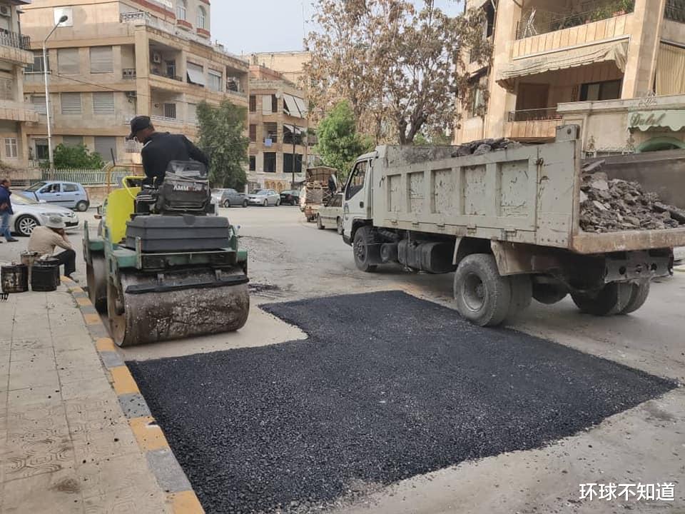 敘利亞重建：大城市阿勒頗工程機械鋪瀝青修路，碎片清理任務繁重-圖1