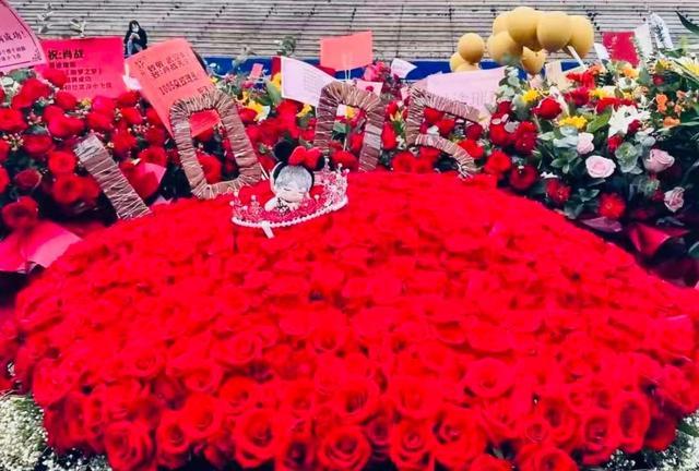 肖戰話劇巡演代言送花墻、北京臺送祝福，粉絲送1005朵玫瑰太浪漫-圖1