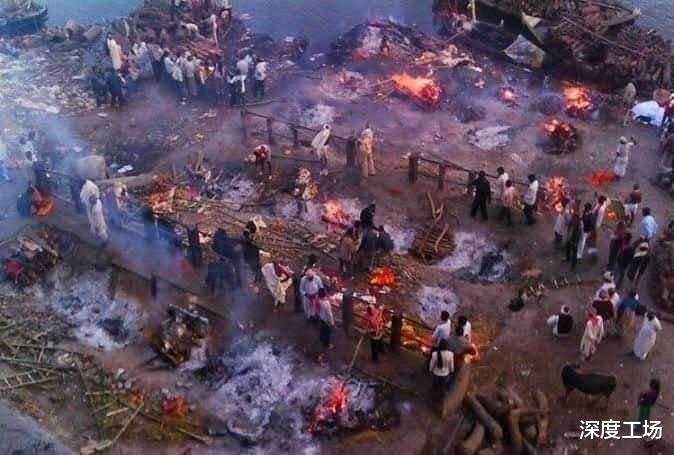 印度火葬場崩潰瞭，大批遺體露天架火焚燒：印度空氣是什麼味啊？-圖1