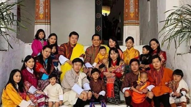 不丹同胞四姐妹共嫁一夫，9年後補辦婚禮，稱丈夫是最英俊的國王-圖1