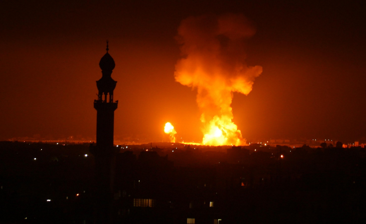 深夜不宣而戰！30枚火箭彈夜襲以色列，現場一片火光-圖1