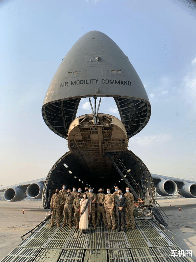 美國給印度的援助到瞭，物資總量相比C-5運輸機體型顯得有些尷尬-圖1
