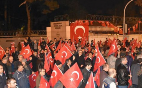 正式打響“反美”第一槍，土耳其爆發大規模示威，拜登這次玩大瞭