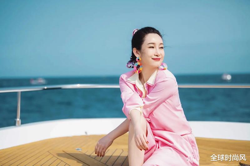 秦海璐搭配“大反轉”，海邊穿粉色套裝好自然，42歲打扮得像24-圖1