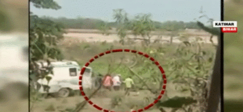 印度醫護人員開救護車將遺體扔進河 當地政府下令調查-圖1