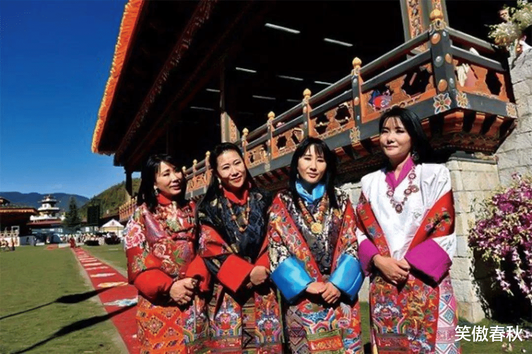 不丹老國王和兒子站一起像兄弟，娶4個親姐妹，生下5朵雪域金花-圖1