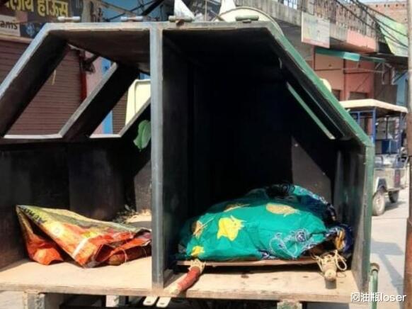 印度北方邦一名婦女死後被剝奪的尊嚴，其屍體在垃圾車中被火化-圖1