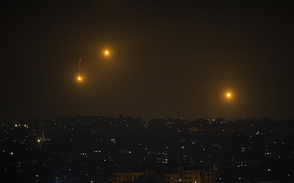 不宣而戰！150枚火箭彈夜襲以色列，“鐵穹”防禦系統全力攔截-圖1