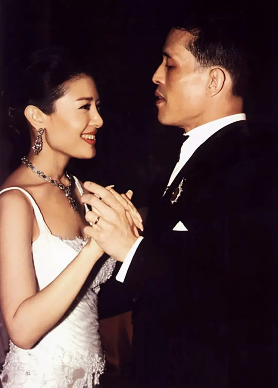 泰國風流王儲和不同老婆共舞，表情很耐人尋味！-圖1