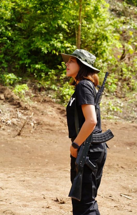 外媒關註這位緬甸選美皇後: 扛起武器加入反對派武裝-圖1