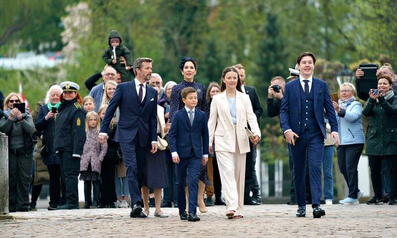 丹麥王室成員齊聚！49歲王妃穿波點裙超美，21歲華裔王子把人帥到-圖1