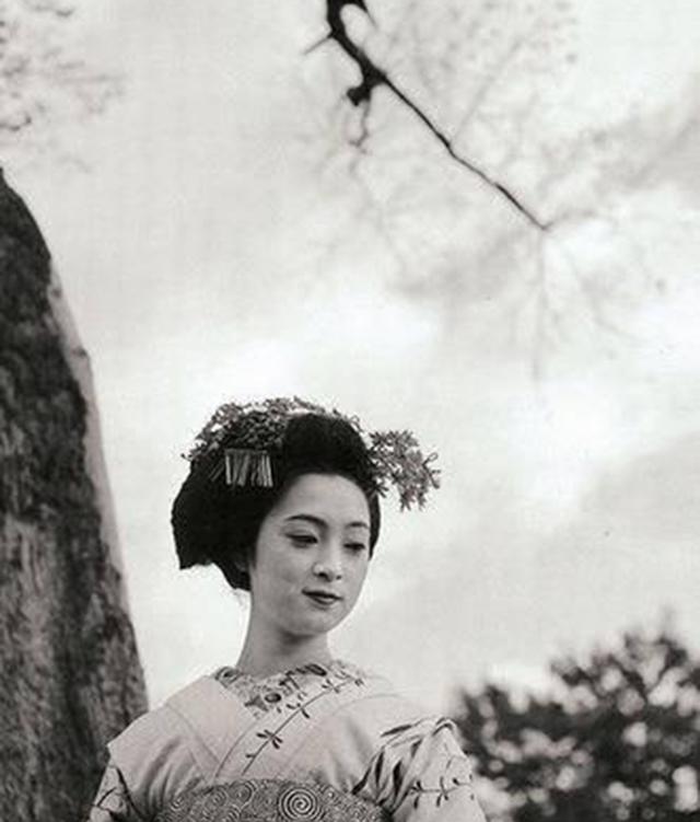 日本花魁巖崎峰子：宴會上被英國女王嘲諷後，故意靠近侍奉親王-圖1