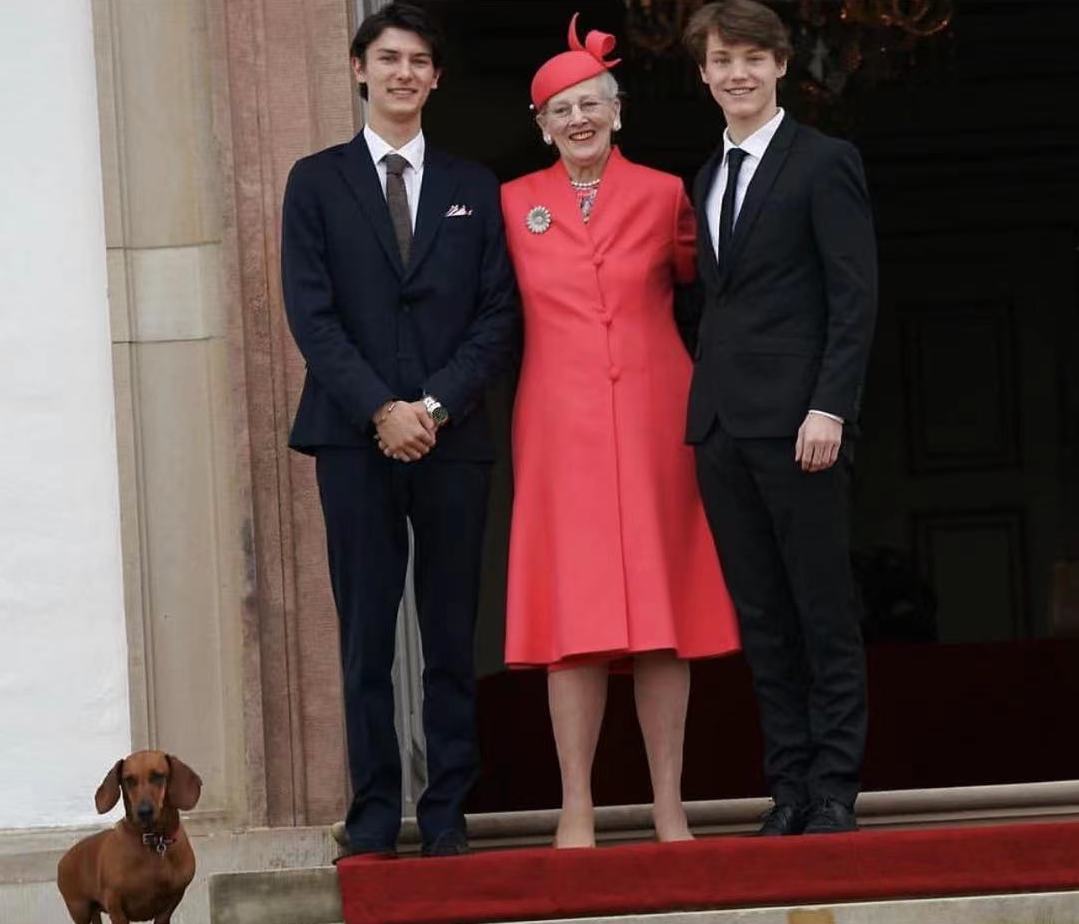丹麥21歲華裔王子“長殘”！虎背熊腰輸給女王，與老女友甜蜜摟腰-圖1