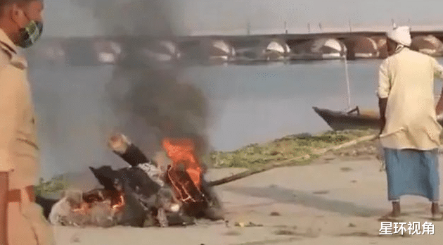 恒河又有2000屍體沖岸，一夥印度警察趕到現場：潑汽油草率焚燒-圖1