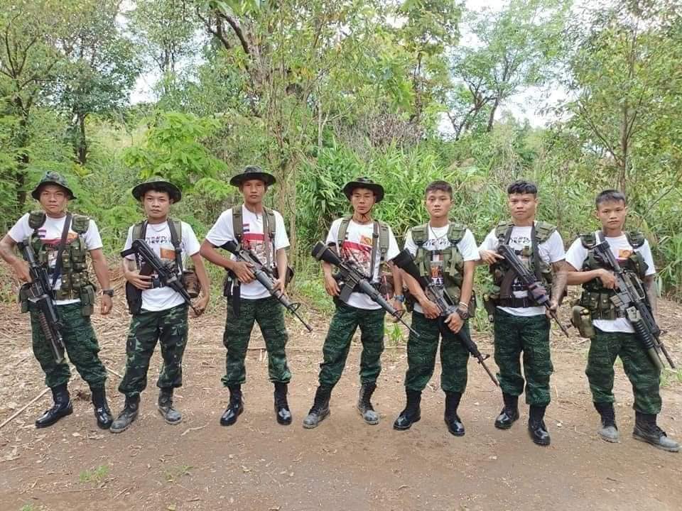 緬甸“Z世代”已準備好戰鬥，持槍公開露臉無懼緬軍威脅-圖1