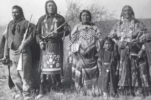 120年前的印第安人照片，幾乎被美國人趕盡殺絕，圖4女子長得很美-圖1