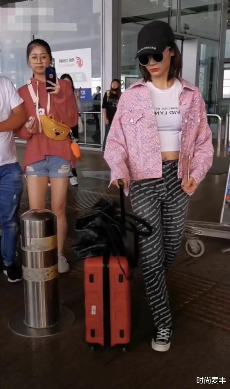 鄭愷老婆苗苗一個人現身機場，粉色外套配闊腿褲很低調，生圖也很美-圖1