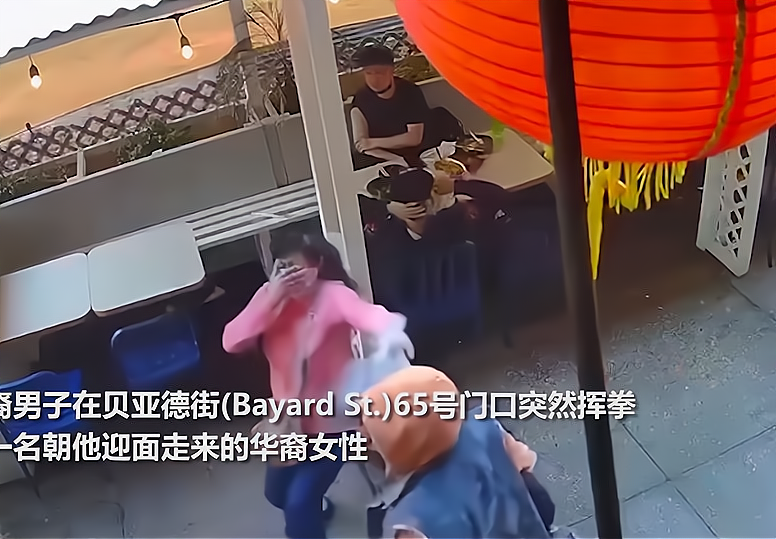 無人阻攔！55歲華裔女子遭黑人當街毆打，2華人男子呆坐一旁不敢出聲！-圖1