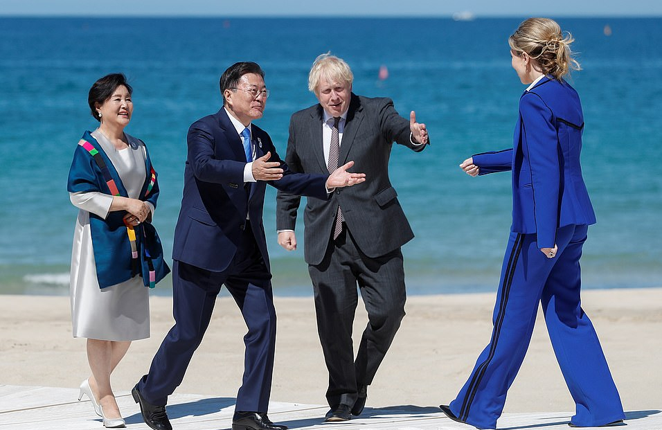 G7峰會韓日第一夫人比拼東方美！金正淑銀色緞面裙贏瞭，溫婉優雅-圖1