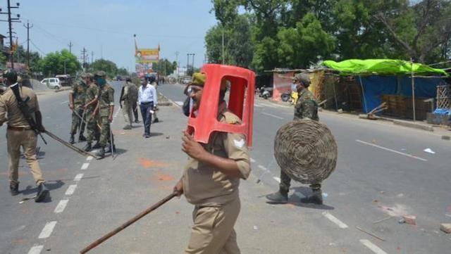 搞笑的？印度警察使用塑料凳子和柳條筐作為防暴裝備，4人被停職-圖1