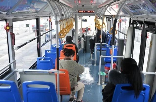 印度妞坐中國公交車，對司機提“無理要求”，司機：你走錯國傢瞭-圖1